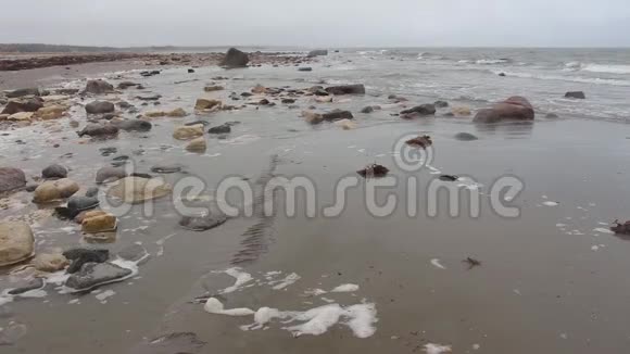 海浪拍打着岩石的海滩视频的预览图