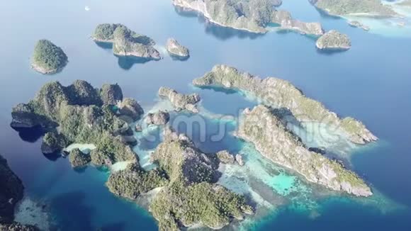RajaAmpat风景区岩石岛空中拍摄视频的预览图