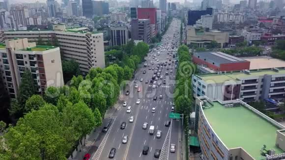 在高速公路上运输的鸟瞰图视频的预览图