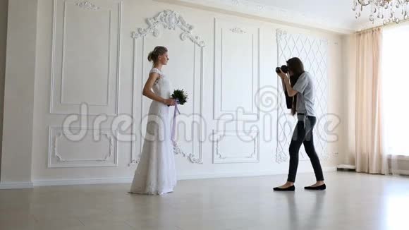 摄影师为年轻的新娘拍照视频的预览图