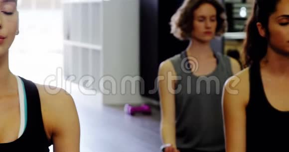 女性在健身工作室练习瑜伽视频的预览图