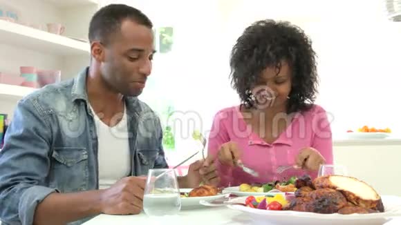 年轻的非裔美国夫妇在家吃饭视频的预览图