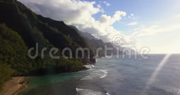 夏威夷考艾海滩的鸟瞰图视频的预览图