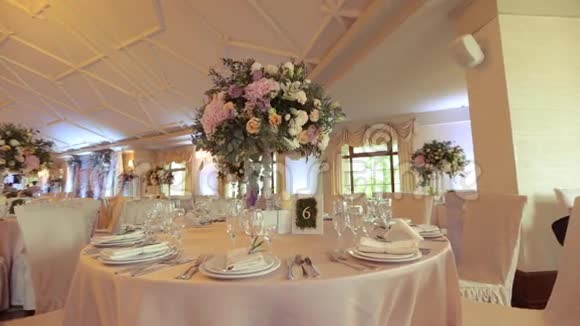 婚礼大厅的内部装饰为客人准备仪式和婚礼的漂亮房间婚礼的概念奢华视频的预览图