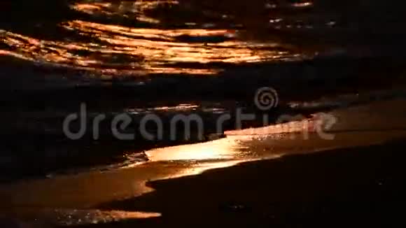 在海滩和大海上日落视频的预览图