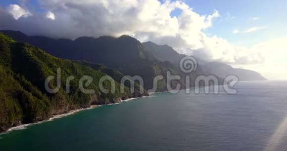 夏威夷考艾岛的鸟瞰图视频的预览图