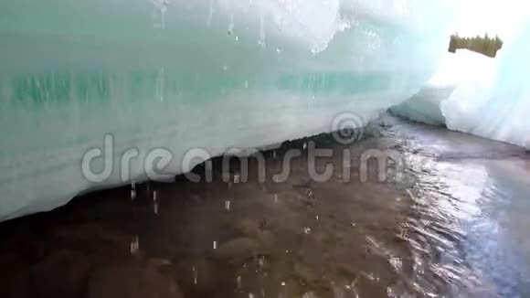 泉水清澈石岩底部在坦尼克山河视频的预览图