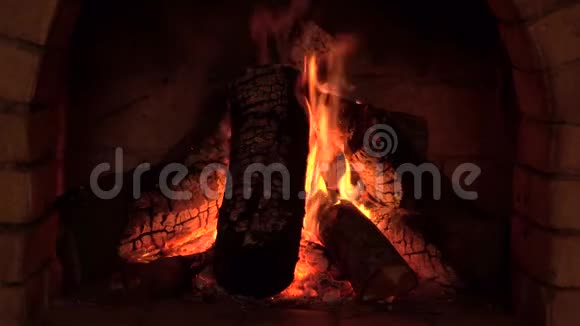 火在壁炉里燃烧为了保暖视频的预览图