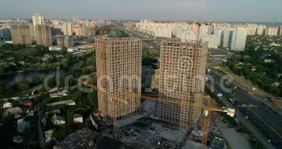 城市景观鸟瞰与在建建筑和工业起重机视频的预览图