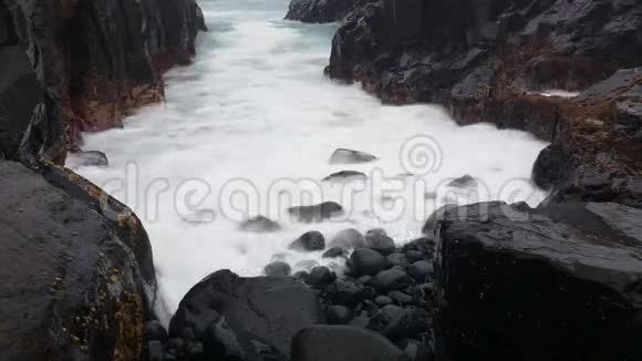 波浪在岩石上梦幻的海景视频的预览图