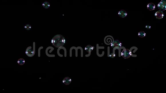 在黑色背景上浸泡气泡视频的预览图