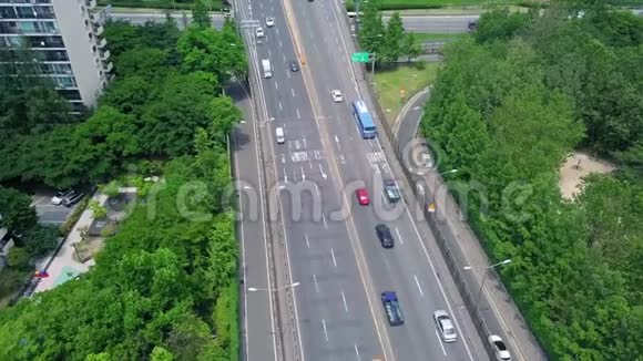 在高速公路上运输的鸟瞰图视频的预览图