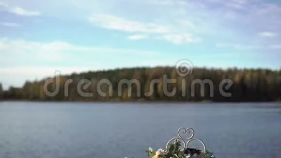 湖边的新娘花束视频的预览图