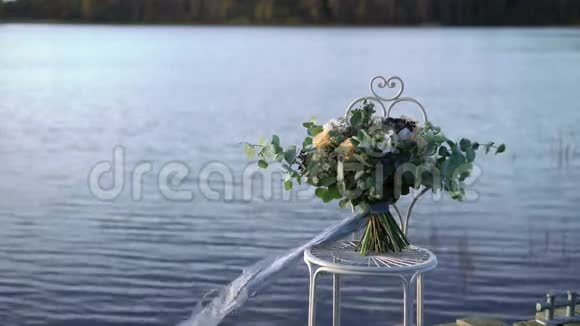 湖边的新娘花束视频的预览图