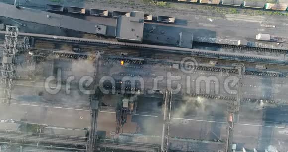 工业区顶部景观工业物体景观工厂庭院空中景观烟和火视频的预览图