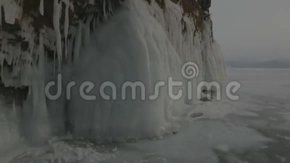 岩石上巨大的冰柱视频的预览图