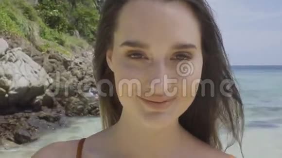 海滩上美丽快乐的女人视频的预览图