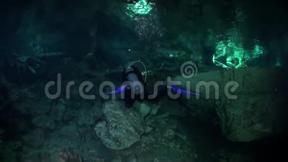 墨西哥尤卡坦河的岩石和石头在水下视频的预览图