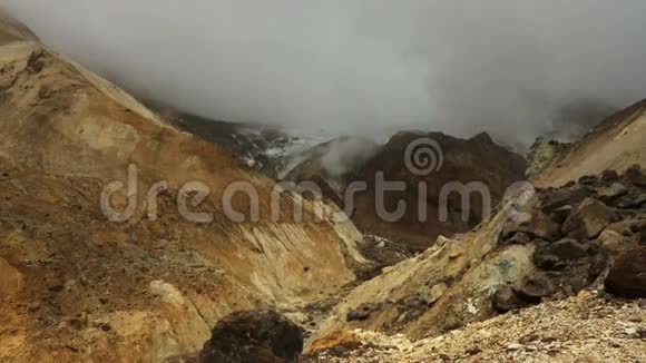 流动从冰川融化的活火山Mutnovsky视频的预览图