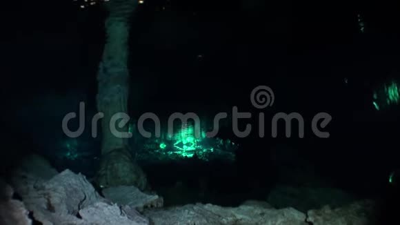 墨西哥尤卡坦洞穴中的水肺潜水视频的预览图