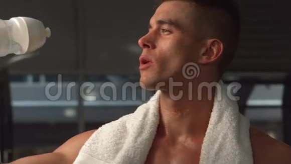 肌肉发达的男人用毛巾喝水视频的预览图