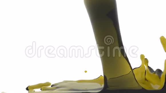黄色透明液体充满屏幕隔离在白色全高清视频的预览图