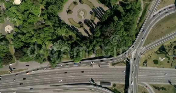 桥上城市交通的鸟瞰图视频的预览图