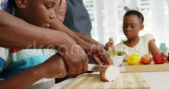 幸福的家庭在厨房准备食物视频的预览图