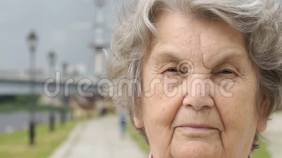 户外严肃老年妇女肖像视频的预览图