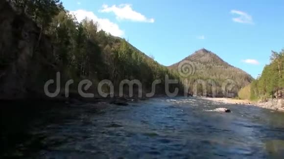 俄罗斯西伯利亚山区和森林的河流急流视频的预览图