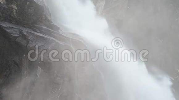 奥地利萨尔茨堡州平茨高的克里姆瀑布带有森林的欧洲阿尔卑斯山景观视频的预览图
