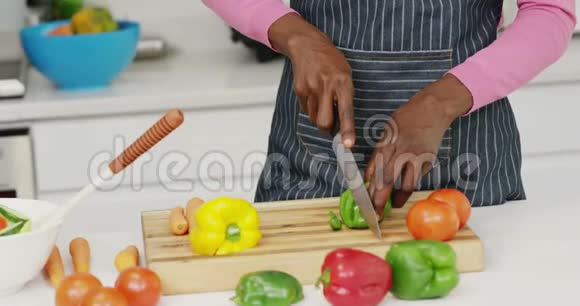 快乐的女人在厨房切蔬菜视频的预览图