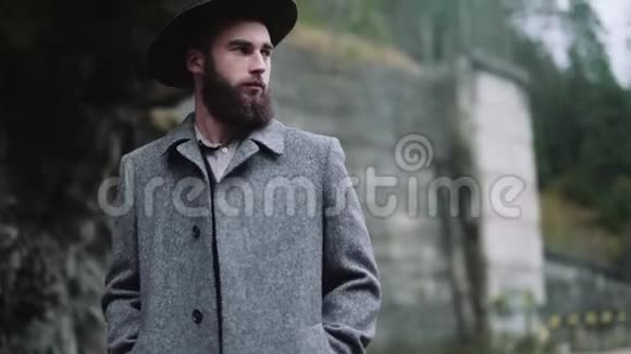 穿帽子的时髦时髦男人乡村时尚的外观在山脉和森林视频的预览图