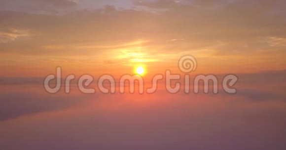 日落金门大桥上空的云视频的预览图