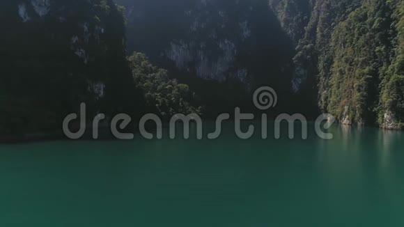 泰国热带丛林湖Cheolan无人机飞行野山自然国家公园视频的预览图