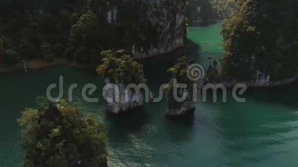 泰国热带丛林湖Cheolan无人机飞行野山自然国家公园视频的预览图