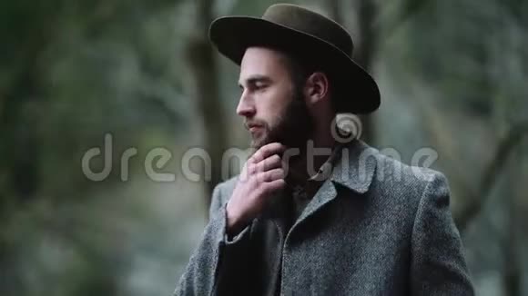穿帽子的时髦时髦男人乡村时尚的外观在山脉和森林视频的预览图