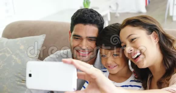 幸福家庭在客厅自拍视频的预览图
