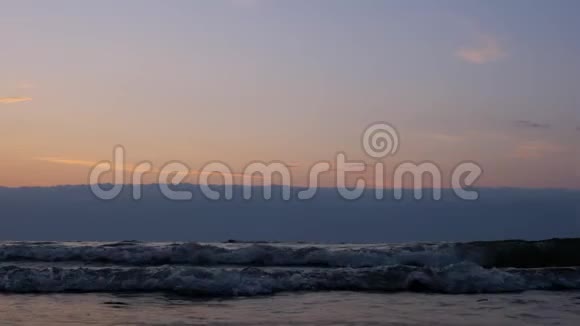 美丽的日落在海上海岸视频的预览图
