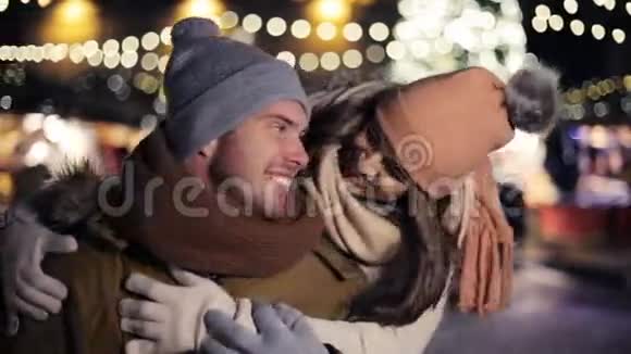 快乐的一对情侣在圣诞市场拥抱视频的预览图