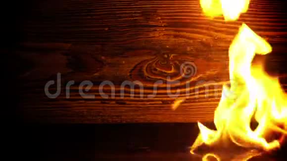 燃烧和木制背景视频的预览图
