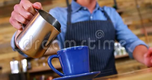 服务员在柜台倒咖啡视频的预览图
