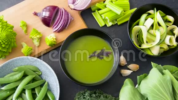 在碗里盛上蔬菜绿奶油汤视频的预览图