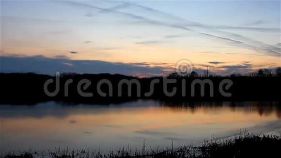 美丽的天空落日剪影河流自然景观视频的预览图
