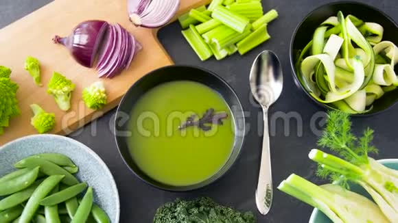 在碗里盛上蔬菜绿奶油汤视频的预览图