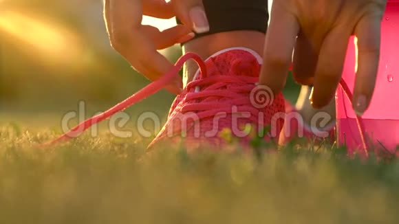 跑鞋女人系鞋带慢动作视频的预览图