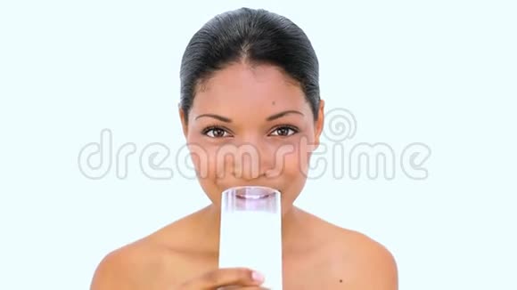 喝牛奶的美女视频的预览图