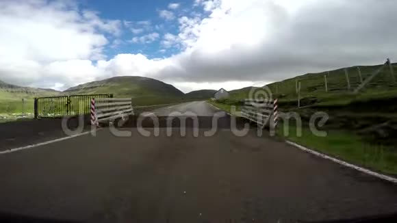 穿越法罗群岛的乡村视频的预览图