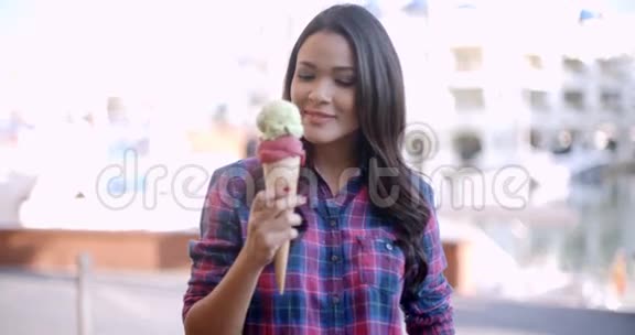 小女孩吃冰淇淋视频的预览图