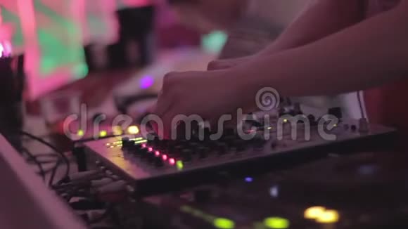 男性DJ的手打开音响设备在夜总会演奏音乐视频的预览图